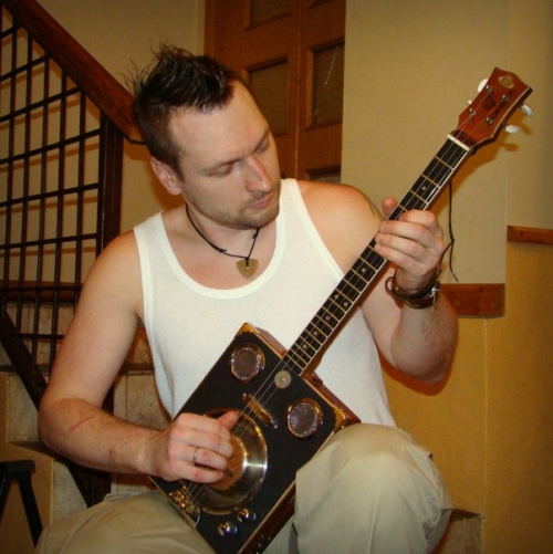 Денис Емельянов тестирует Cigar Box Guitar