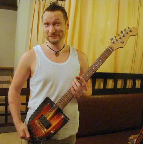 Денис Емельянов с гитарой из лопаты