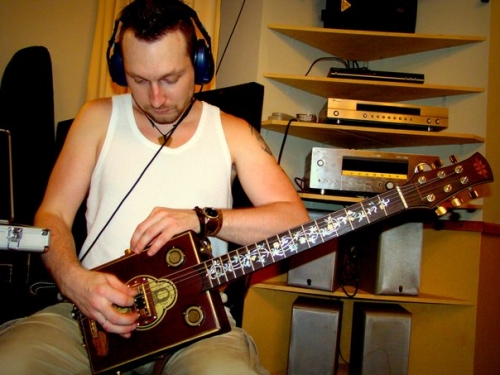 Денис Емельянов тестирует Cigar Box Guitar